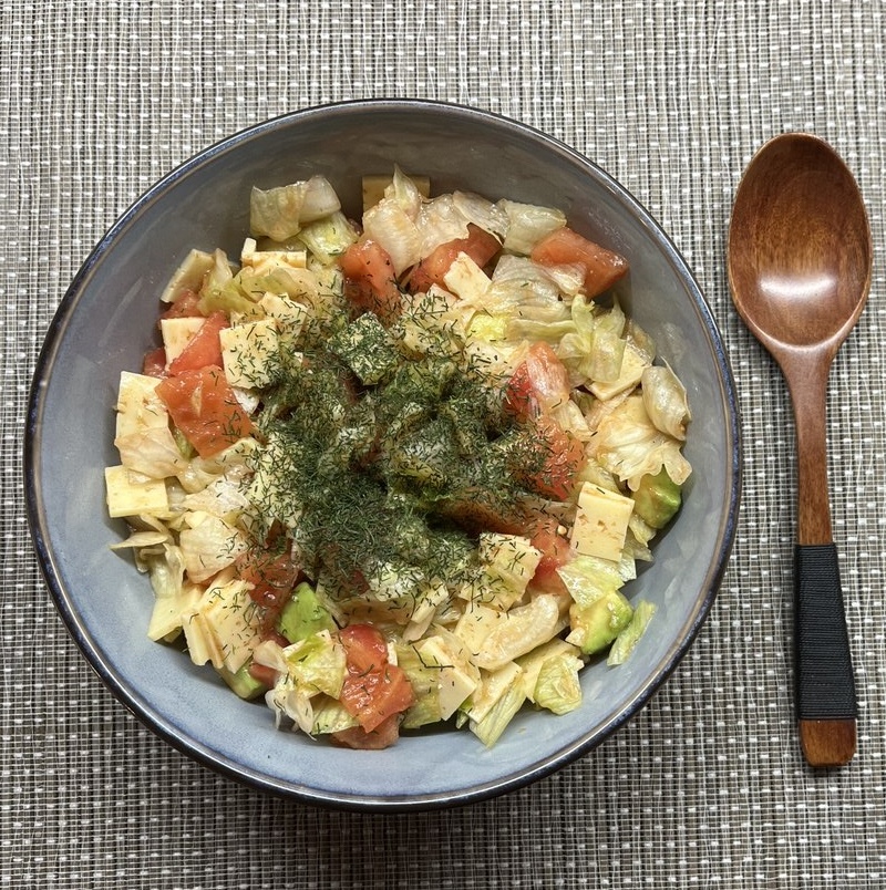 Tomate-Käse-Salat mit Kümmel und Dill
